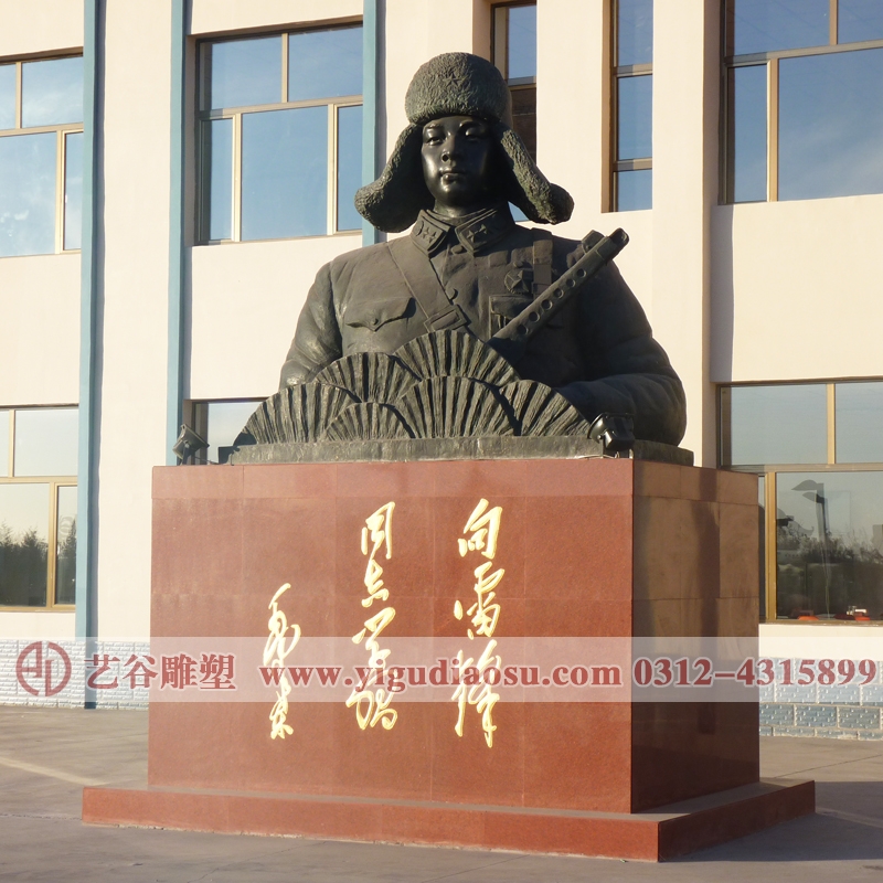 雷鋒雕塑安裝于內(nèi)蒙武警支隊(duì)